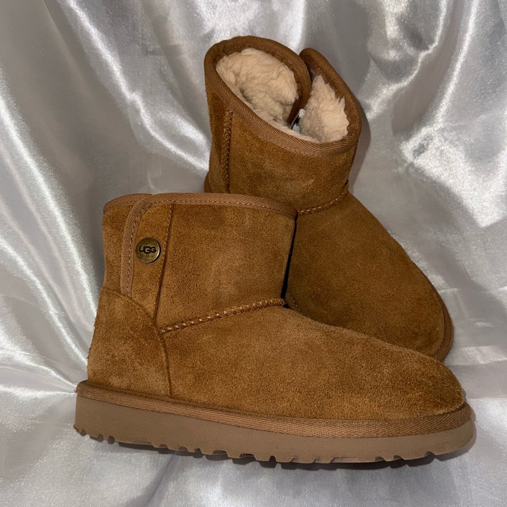 Kids Chestnut Uggs with button